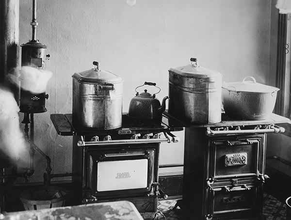 Equipment used to prepare fruits, etc. for canning, 1918.