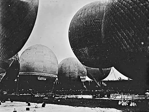 Balloons preparing to take off at the National Balloon Race, Milwaukee, Wisconsin. 05/31/1922 - Photo: Department of the Navy. Bureau of Aeronautics - National Archives College Park, MD.